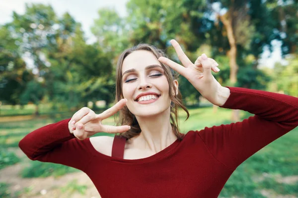 Retrato Una Mujer Feliz Sonriente Que Muestra Signo Victoria Posando —  Fotos de Stock