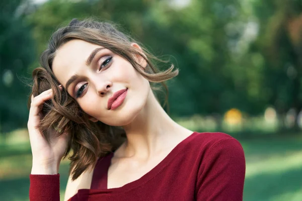 Retrato Jovem Bela Mulher Livre Fundo Verde Natureza Verão Conceito — Fotografia de Stock