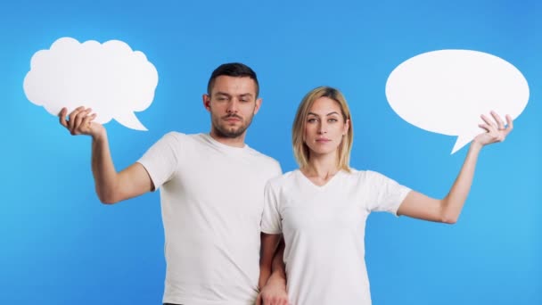 Üzgün Kadın Adam Mavi Arka Planda Kağıt Düşünce Baloncukları Tutuyor — Stok video