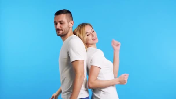 Para Młodych Szczęśliwych Mężczyzn Kobiet Tańczących Razem Niebieskim Tle Studio — Wideo stockowe