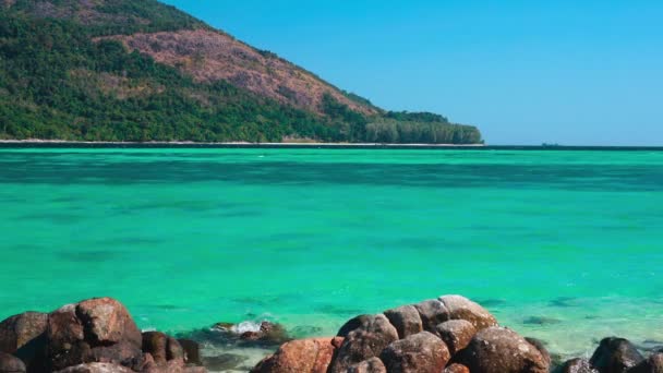 Mer turquoise sur une île paradisiaque exotique — Video