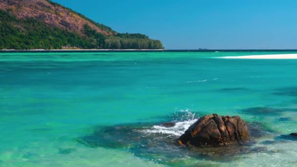 Mer turquoise sur une île paradisiaque exotique — Video