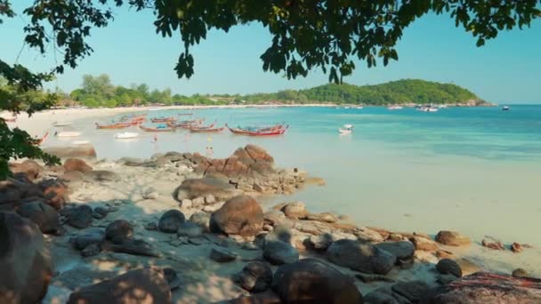 KOH LIPE, THAILAND - 25 Ocak 2020. Egzotik cennet adasında turkuaz deniz — Stok video