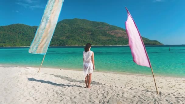 Giovane donna con le mani alzate rilassarsi e godersi il mare turchese sulla spiaggia tropicale nell'isola paradisiaca — Video Stock