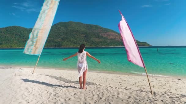 Ung kvinna med händerna upp slappna av och njuta av turkost hav på tropisk strand i paradisön — Stockvideo