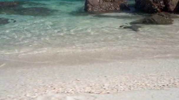 Transparant helder zeewateroppervlak op exotisch paradijselijke eiland — Stockvideo
