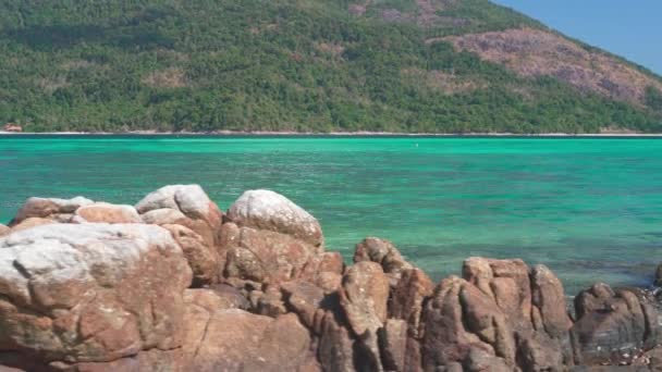 Mer turquoise sur une île paradisiaque exotique — Video