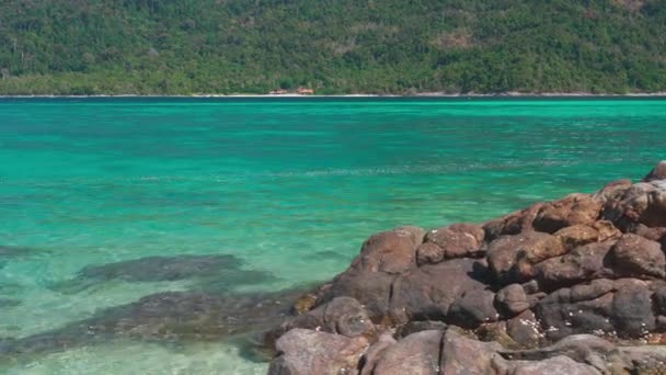 Mar azul-turquesa na ilha paradisíaca exótica — Vídeo de Stock