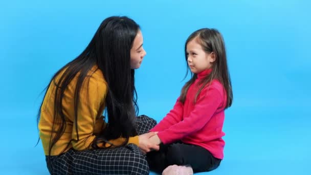 Madre y su hijita hablando y divirtiéndose juntas — Vídeos de Stock