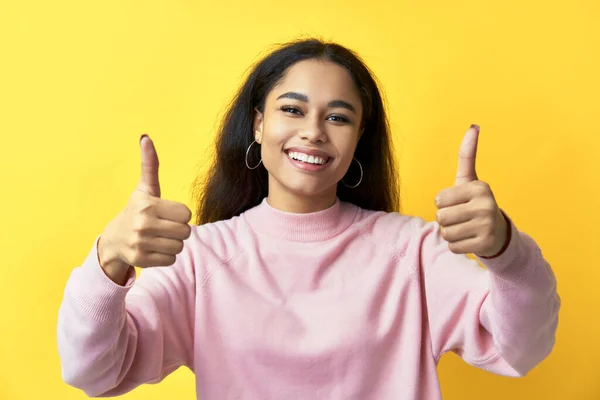 快乐微笑的黑人女人在黄色的背景上竖起大拇指 成功的概念 — 图库照片
