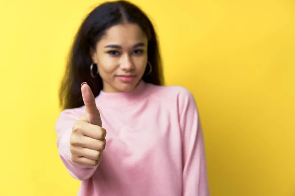 Feliz Sorrindo Mulher Negra Mostrando Polegares Fundo Amarelo Concentra Motivação — Fotografia de Stock