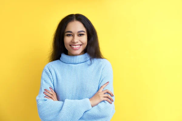 Portrait of young smiling black woman with crossed arms — Stock Photo, Image