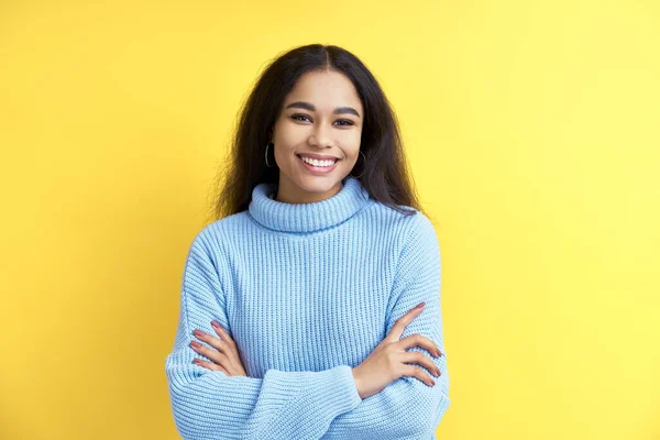 Portrait of young smiling black woman with crossed arms — Stock Photo, Image
