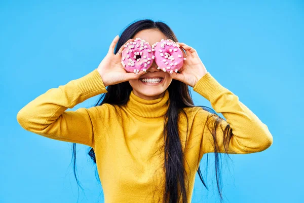 Atraktivní žena baví s koblihami — Stock fotografie