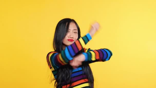 Jolie asiatique femme drôle danse sur fond jaune — Video