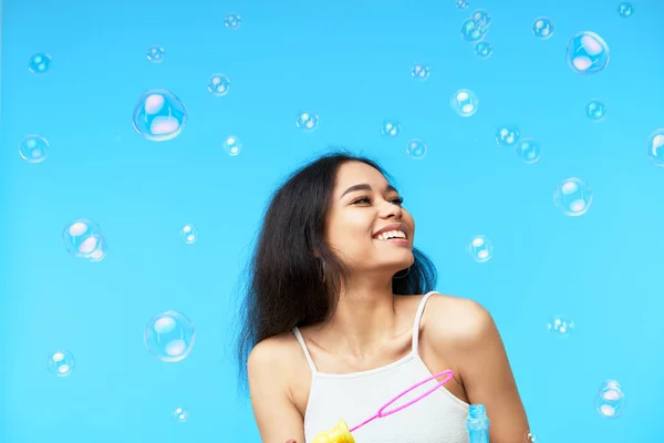 Happy smiling black woman enjoy soap bubbles — Stock Photo, Image