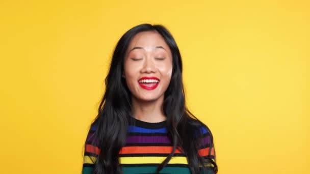 Asiatique femme dire oui et puis dire non sur fond jaune — Video