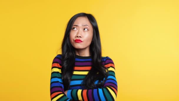 Pensiero asiatico donna su sfondo giallo — Video Stock