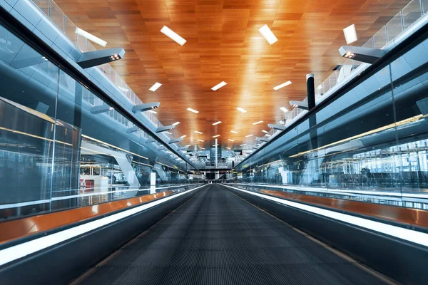 Lege rijdende loopbrug in modern winkelcentrum of vliegveld — Stockfoto