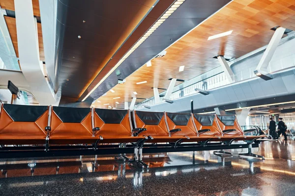 Assentos vazios para passageiros no aeroporto internacional — Fotografia de Stock