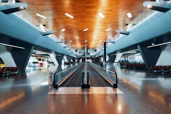 Lege bewegende loopbrug in grote moderne luchthaven — Stockfoto