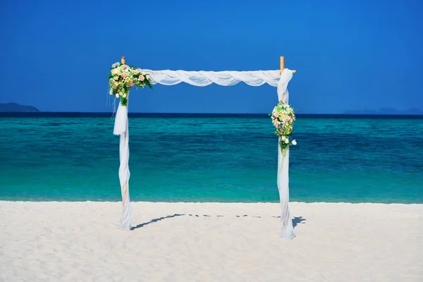 Arco de casamento na praia de areia na ilha tropical — Fotografia de Stock