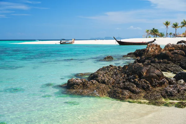 Increíble playa tropical con playa de arena blanca y mar turquesa — Foto de Stock