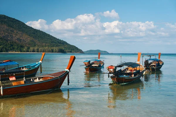 Long tail boats on tropical beach in Thailand — Stock Photo, Image