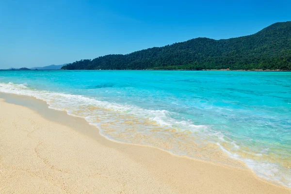 Mar azul-turquesa e praia de areia branca na ilha tropical — Fotografia de Stock