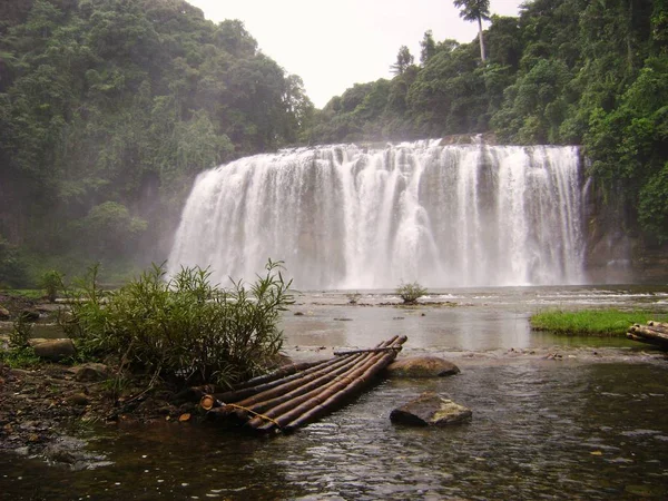 Tinuy 一个瀑布，比斯利格，苏里高菲律宾 — 图库照片