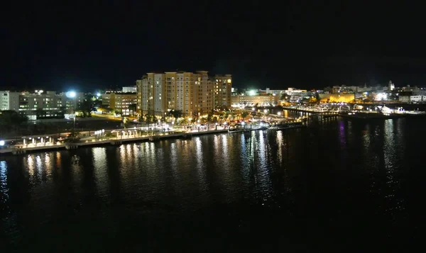 Foto nocturna del Puerto Viejo de San Juan, Puerto Rico — Foto de Stock