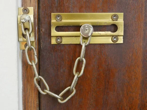 Vecchia serratura a catena di sicurezza sulla porta — Foto Stock