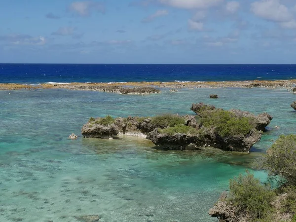 Камені і блакитними водами, Rota, північні Маріанські острови — стокове фото