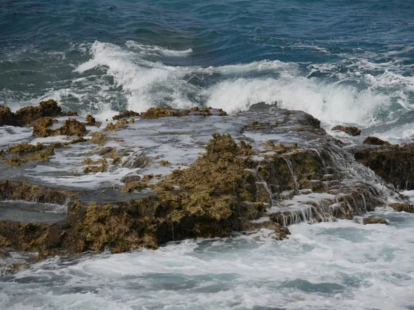 Rompiendo olas en rocas —  Fotos de Stock