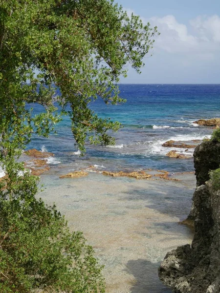 Enseadas românticas com águas azuis intocadas, Rota, Ilhas Marianas do Norte — Fotografia de Stock