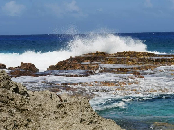Riesige Wellen am Schwimmloch, Rota Nördliche Marianen — Stockfoto
