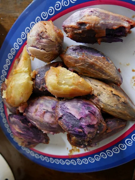 Párolt édes burgonya vagy yam egy tányérra — Stock Fotó