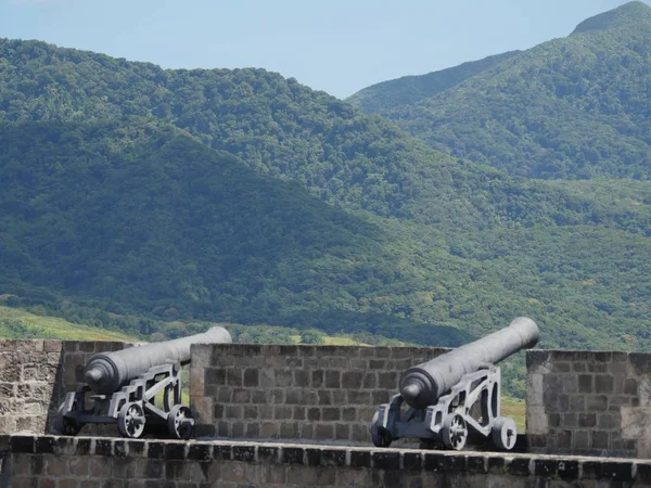 Kanoner i Brimstone Hill Fortress nationalpark, St Kitts — Stockfoto