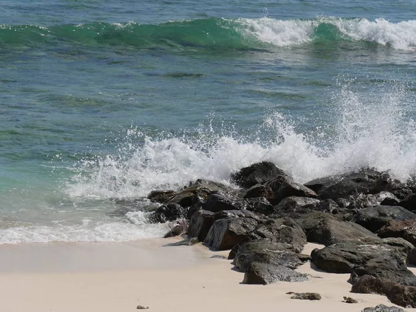 Wellen, die auf die Felsen krachen, Rota, nördliche Marianen — Stockfoto