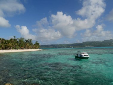 Bir sürat teknesi Saipan lagün saf mavi suları yelken. 