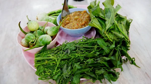 Sayuran dan saus pedas di atas meja — Stok Foto