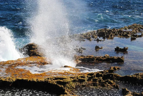 Spray d'eau de mer à travers le trou de soufflage, Tinian, Gros plan — Photo