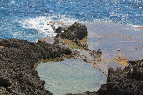 Lagune rocheuse avec piscines d'eau — Photo