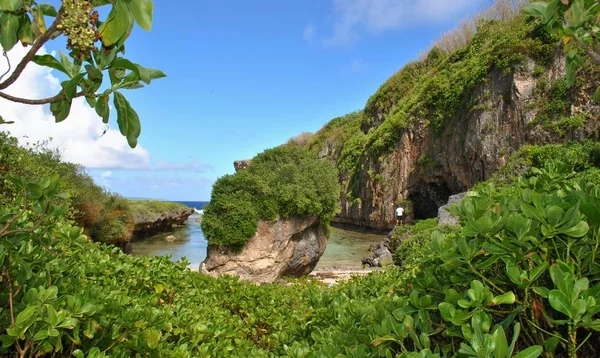Dolda cove och vatten inlopp, Tinian — Stockfoto