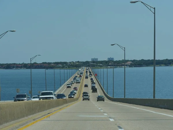 Pensacola Florida Agosto 2015 Vehículos Cruzan Puente Pensacola Florida —  Fotos de Stock