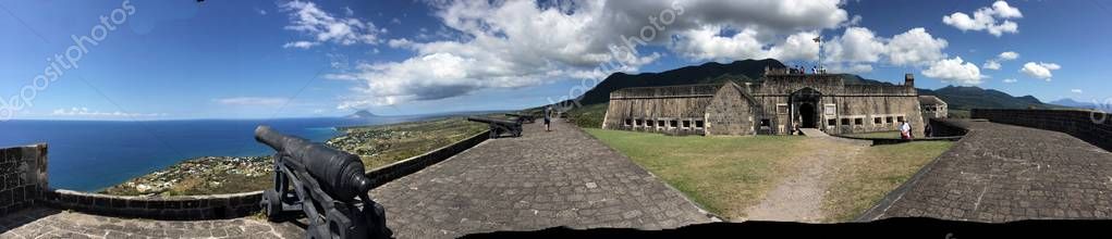 Panoramic view of the cannons mounted on top of the Brimstone Hill Fortress National Park in St. Kitts, Eastern Caribbean — Stock Image Panoramic View Cannons Mounted Top Brimstone Hill Fortress National Park Stock Photo