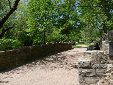 Bir ormanda her iki tarafında hollowblock duvarları ile Köprü