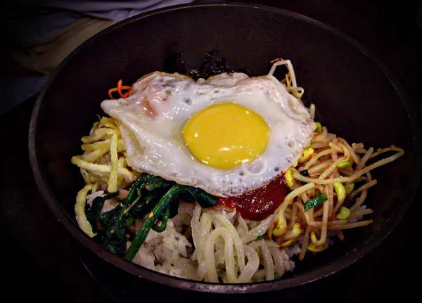 Bibimbap, корейская традиционная еда в горячем кастрюле — стоковое фото