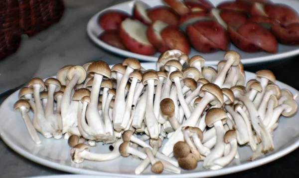 Sienet lautasella — kuvapankkivalokuva
