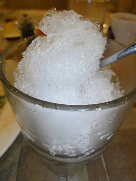 Hielo triturado en un vaso con cuchara —  Fotos de Stock